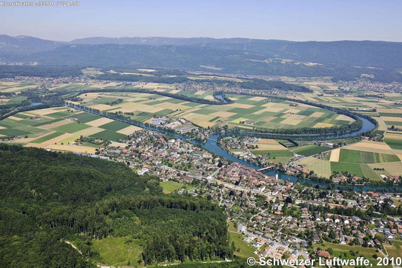 Aareschleife bei Büren ('Häftli'); Ortschaft Büren a.d.A. mit Nidau-Büren-Kanal; an der Alten Aare Bildmitte hinten: Meinisberg, dahinter: Pieterlen; rechts hinten: Lengnau